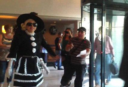 مرافق ليدي غاغا يعتدي على معجب ويطيحه أرضاً